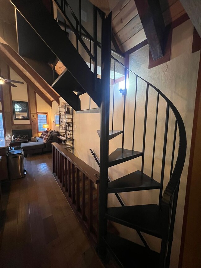Building Photo - Nicely Remodeled Fully Furnished Condo