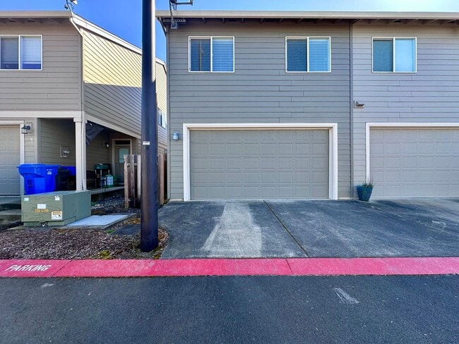 Building Photo - Modern 3 Bed/2.5 Bath with Double Car Garage Townhome in Sandy, OR!