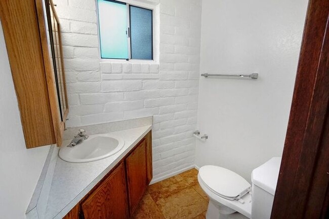 Building Photo - Pending/ Rented - Radiant East Tucson Retreat: Bright 2-Bed with Large Private Backyard