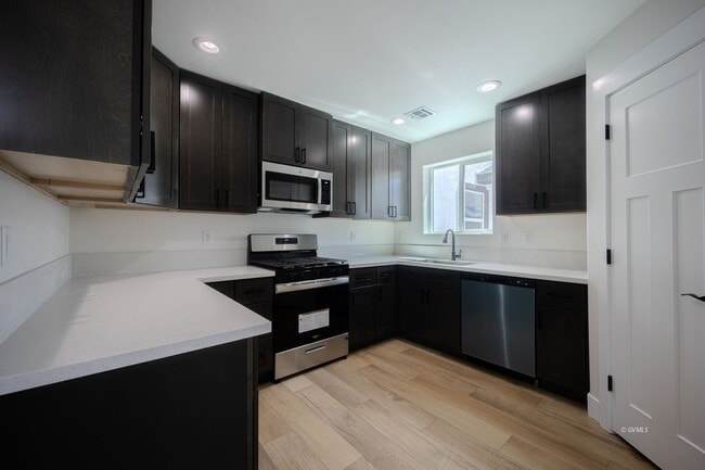 Building Photo - 818 W 7th St