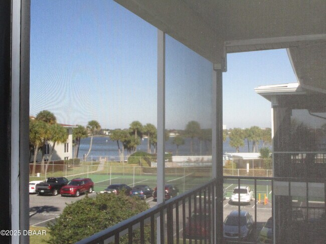 Building Photo - 719 S Beach St