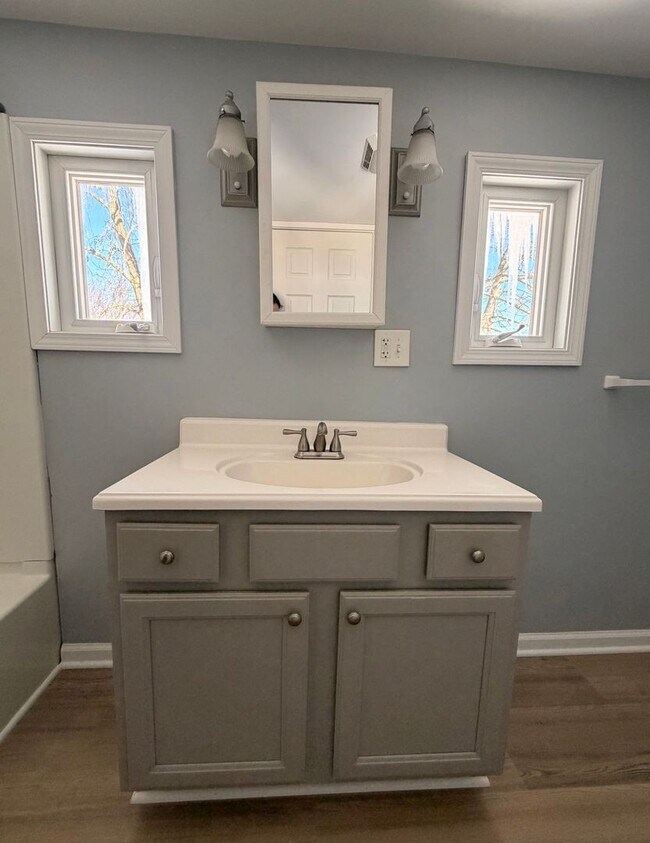 Building Photo - (2) bedroom Single Family Home with Open Layout, Close to Beaches and Lake!