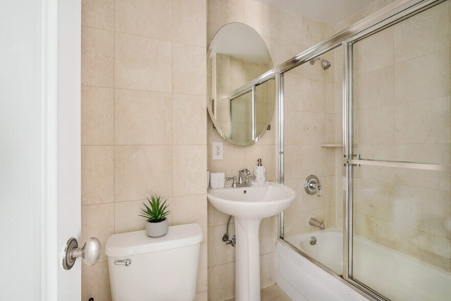 Building Photo - 234 W 73rd St