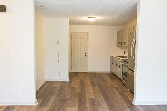 Building Photo - 6404 Middle Dr