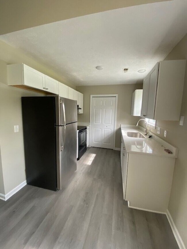Building Photo - Welcome to this charming 3-bedroom, 2-bathroom home located in the vibrant city of Wilmington, NC.
