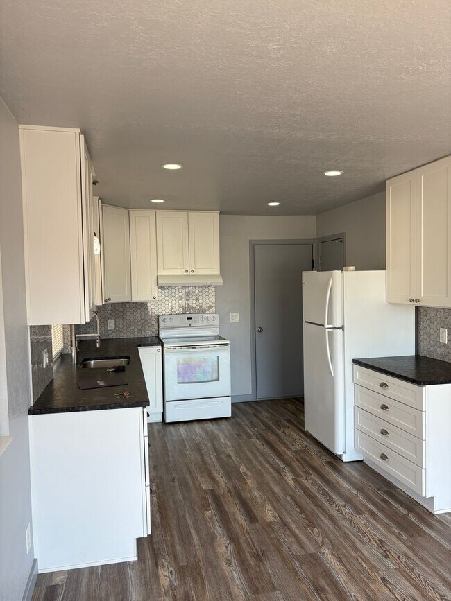 Building Photo - St. George Townhome with a Basement!