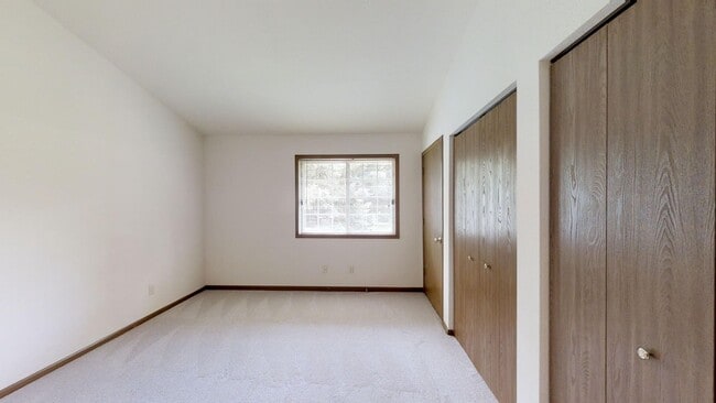 Building Photo - RENOVATED Condo Style Upper 2 Bedroom 2 Bathroom Apartment is Available