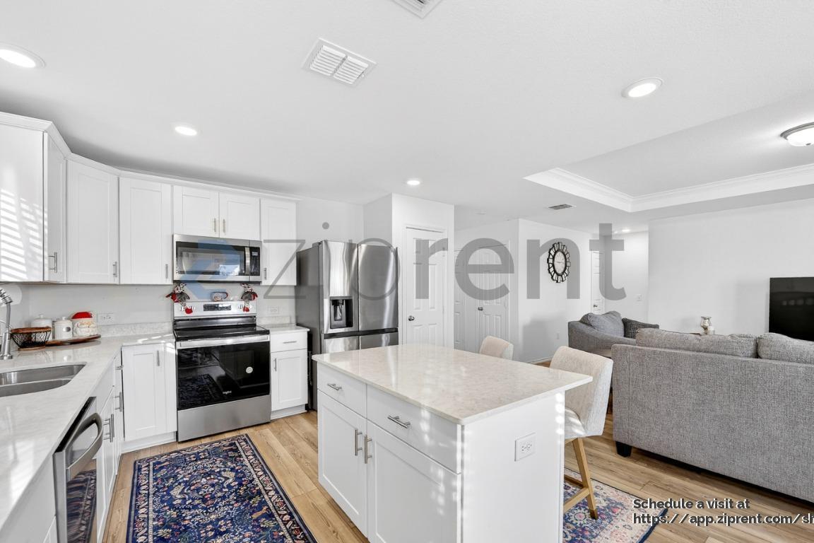 Building Photo - 2301 Vlg Crk Ln