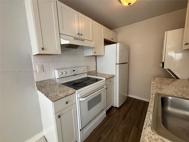 Building Photo - 11512 Royal Palm Blvd