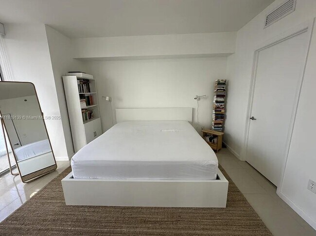 Building Photo - 475 Brickell Ave