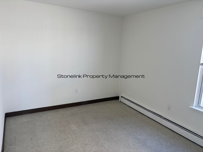 Building Photo - 220 Cross St