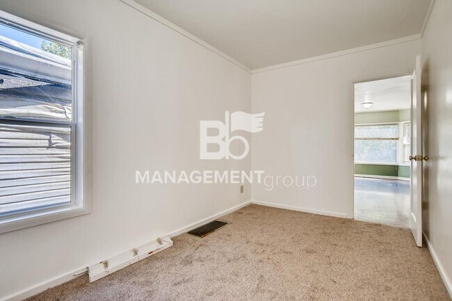 Building Photo - LOCATION, LOCATION, LOCATION! Spacious S Portland Home Walking Distance to PSU and Downtown! MUST...