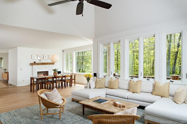 Building Photo - 121 Quaker Hill Rd