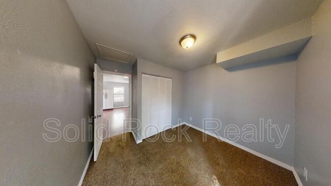 Building Photo - 714 E 3rd St