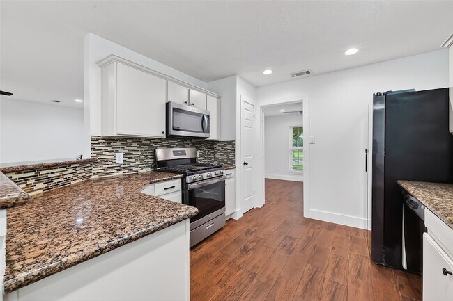 Building Photo - 2018 Village Ct Ln