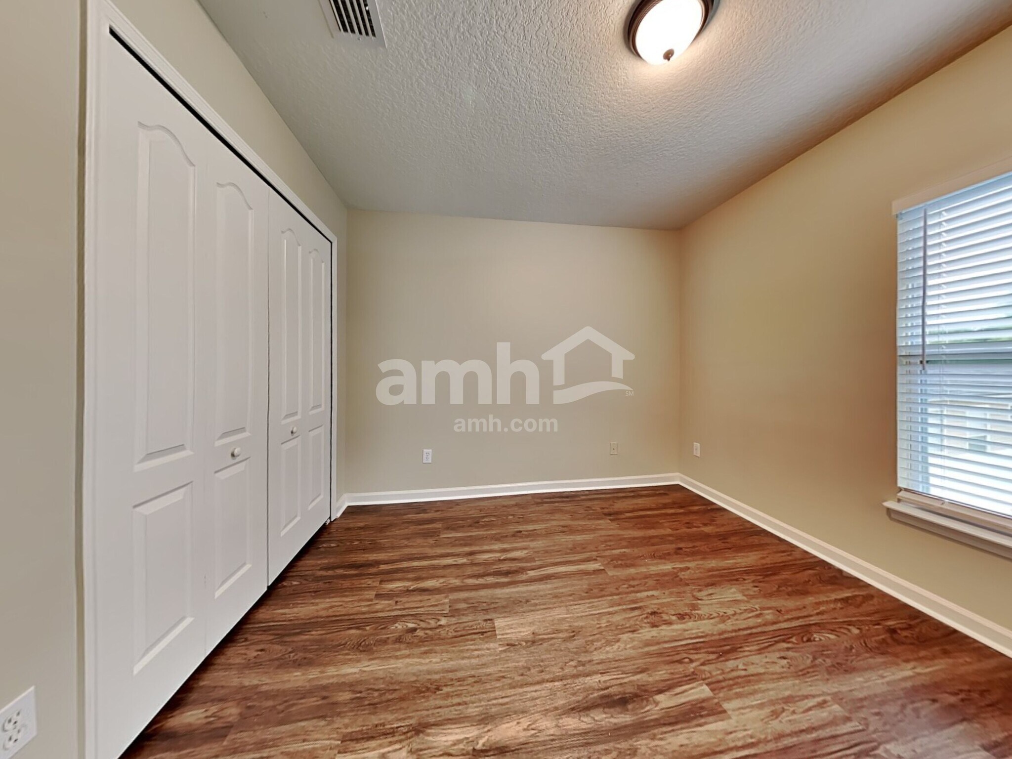 Building Photo - 890 Thoroughbred Dr