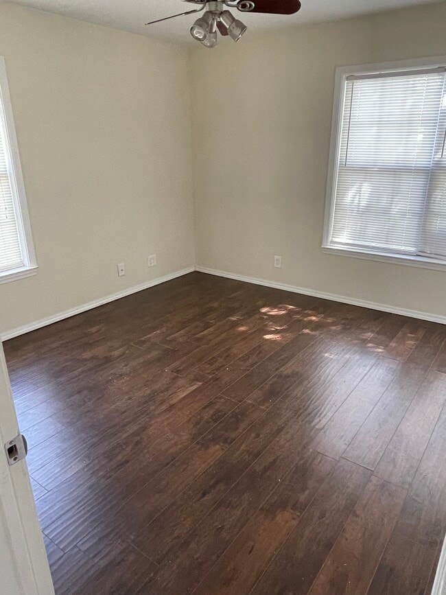 Building Photo - 2102 W Concho Ave