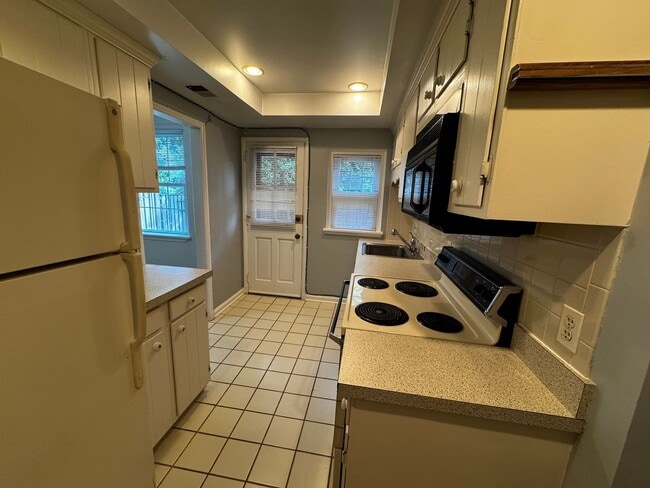 Building Photo - 3 level end unit 1br+den 2ba town house in...