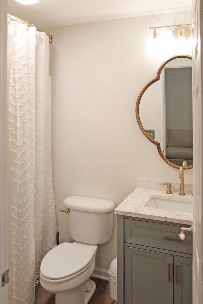 Building Photo - Fully furnished - single family