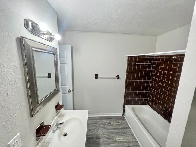 Building Photo - 2110 Golf Terrace Dr