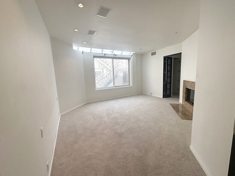 Building Photo - 3505 Ocean Front Walk