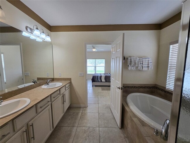 Building Photo - 2246 Waukegan Dr