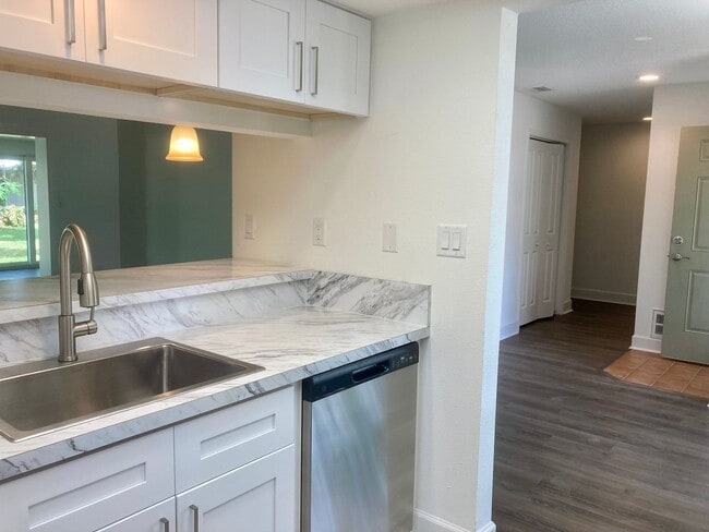 Building Photo - 2 bedroom, 2 bath condo ready to go!