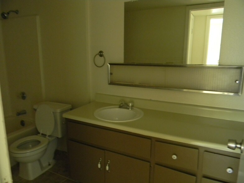 bathroom - 13230 N 21st Pl