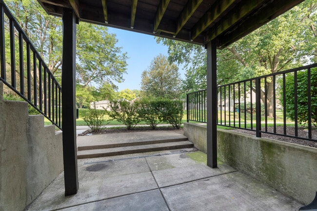 Building Photo - 1420 Stonebridge Cir