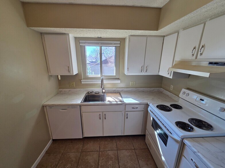 Building Photo - 1611 Lyndhurst Dr