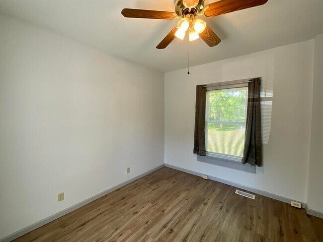 Building Photo - 608 W Schuetz St