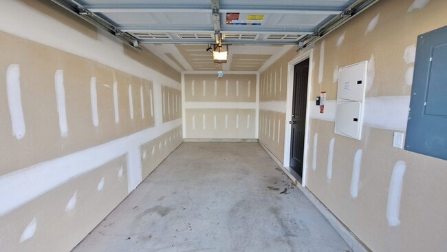 Building Photo - 4 Bed / 2-1/2 Bath Single Family Townhome w/1-Car Garage