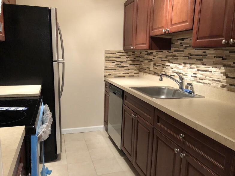 D/W, Stainless Sink - 13 Presidential Dr