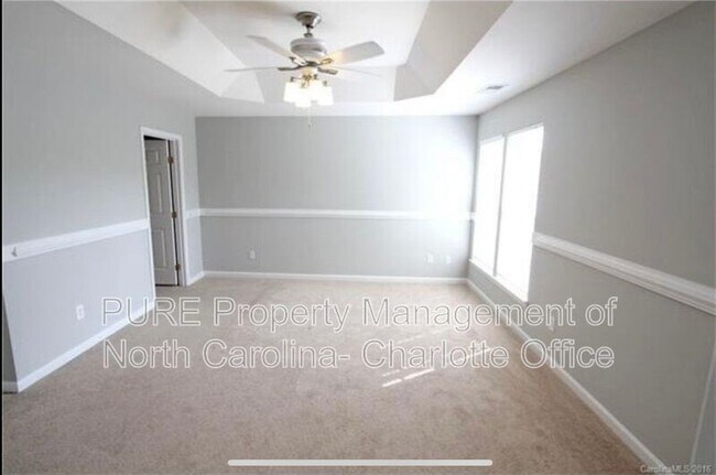 Building Photo - 6033 Queens Walk Ct