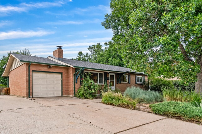 Building Photo - 571 S Taft St