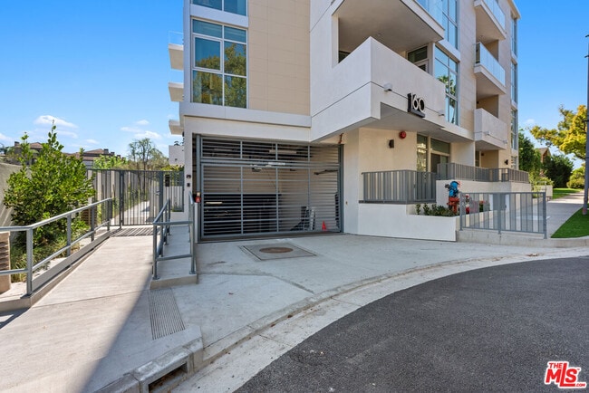 Building Photo - 164 Chestnut St