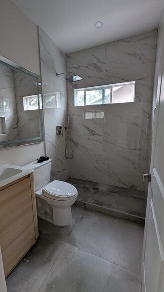 Shared bathroom - 102 Loma Vista Ct