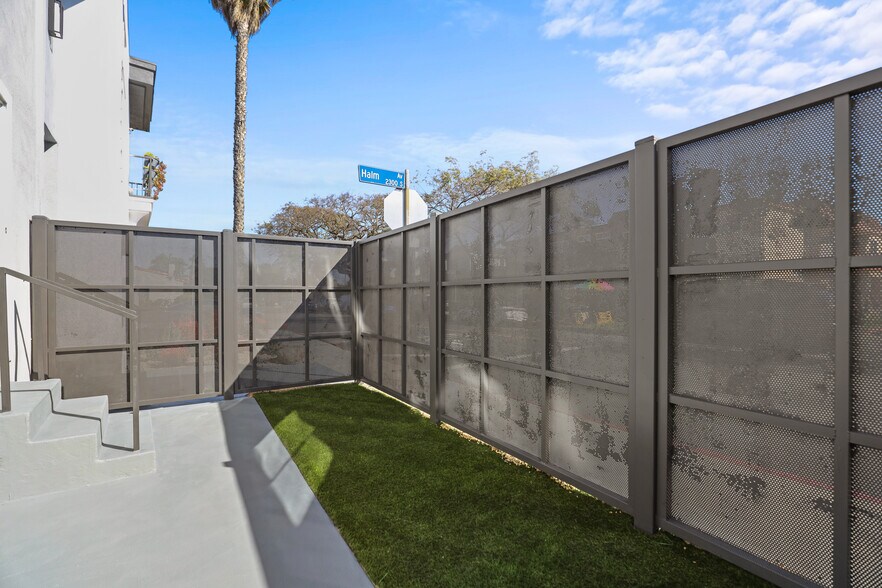 Building Photo - 8777 Cadillac Ave