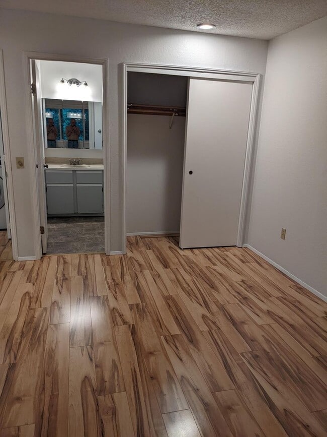 Building Photo - Woodinville townhouse style condo. 2 bed 2...