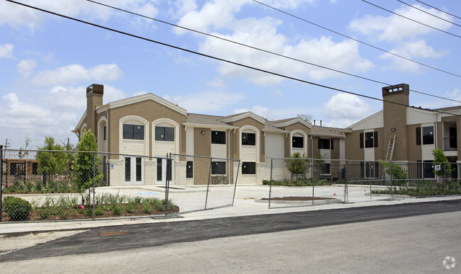 Building Photo - Villa del Prado