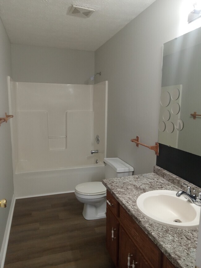 Building Photo - 542 Hickory Dr