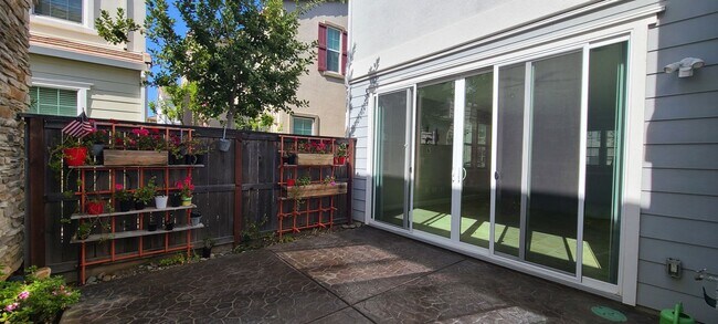 Building Photo - Beautifull Single Family Home in Folsom w/ Solar, Tankless Water Heater, Pool Access, Bonus Room ...