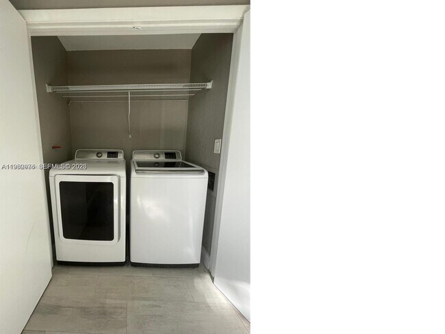 Building Photo - 2811 N Oakland Forest Dr