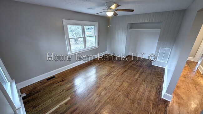 Building Photo - 906 White Pine Dr