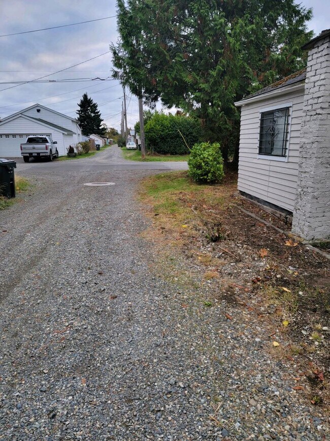 Building Photo - 4819 1/2-6645 1/2 S Fife St