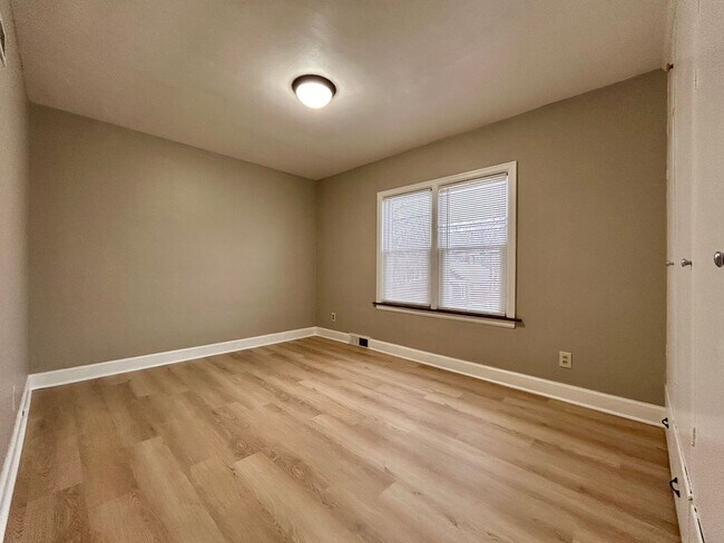 Building Photo - 297 W Larch Ave