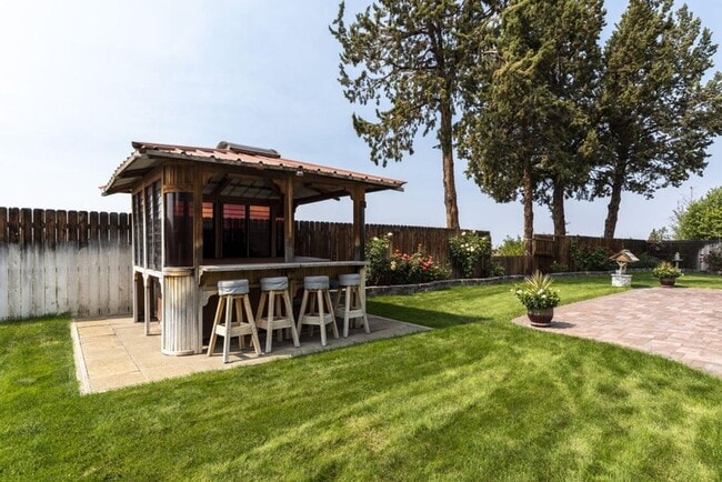 Building Photo - Gorgeous home at end of cul-de-sac with RV parking and views