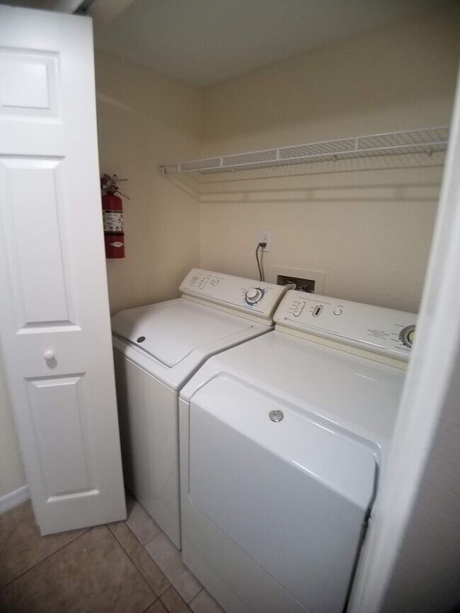 Building Photo - Beautiful 2/2 Towhhouse Feel Condo  x Rent...