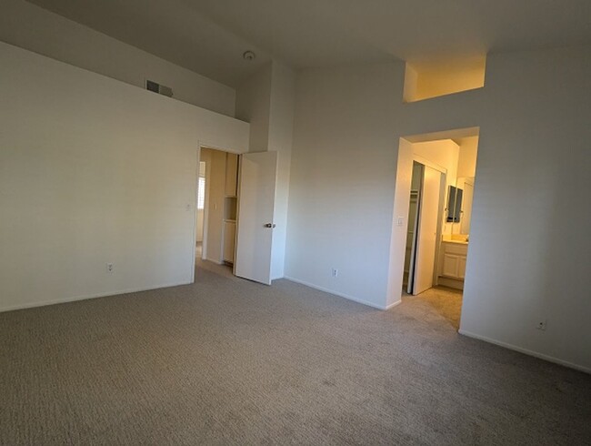 Building Photo - 2Bed 2.5 Bathroom Two Story Townhome at th...