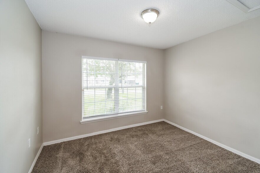 Building Photo - 2668 Lantana Lakes Dr W